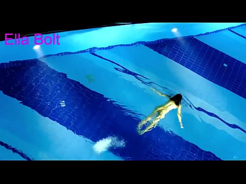 ❤️ Ik kin net ophâlde te sjen, jonge blonde fongen neaken swimmen yn ELLA BOLT resort pool Seksfideo op fy.xxxtun.ru ☑